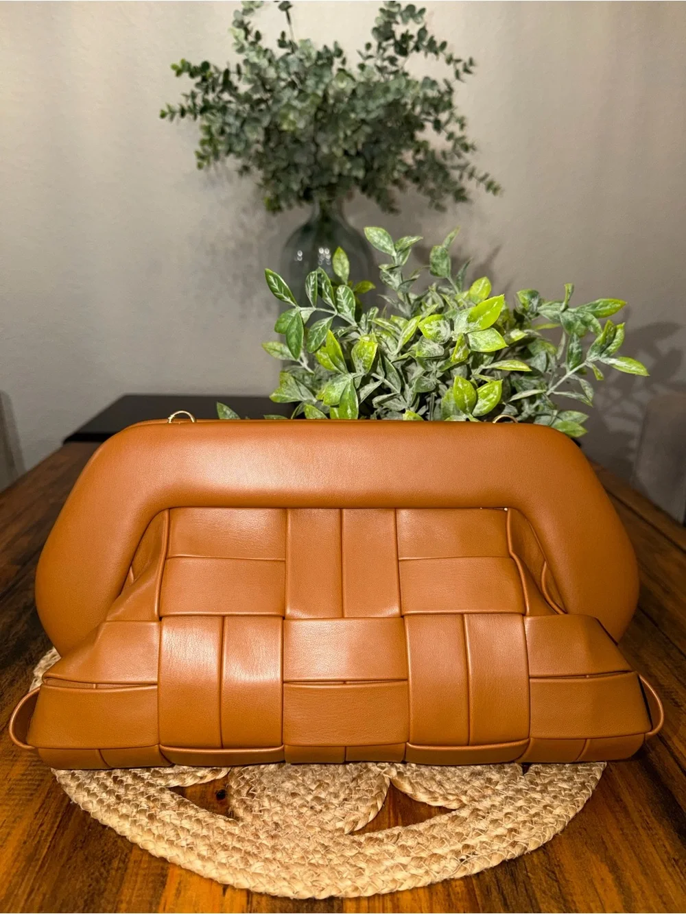THEMOIRe Woven Vegan Leather Shoulder Bag in Cognac